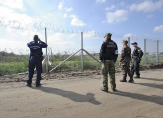 Szabadnapjaikon ingyenesen fürdőzhetnek Mórahalmon a cseh és lengyel rendőrök