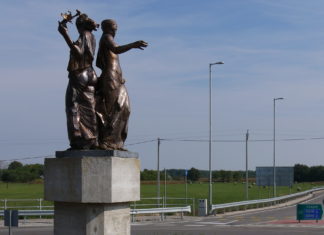 Táncoló lányok a mórahalmi elkerülőn