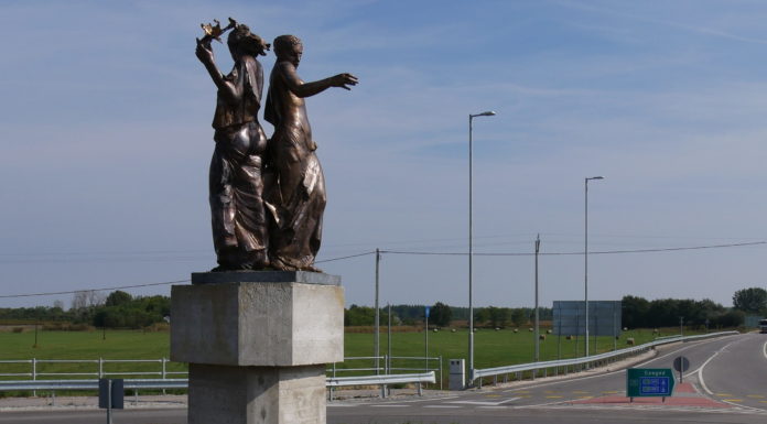 Táncoló lányok a mórahalmi elkerülőn