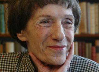 Írógép, naplórészlet, jelmeztervek – Janikovszky Éva emlékkiállítása Mórahalmon