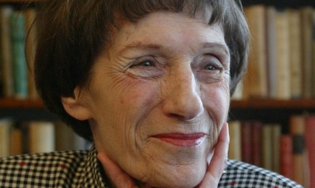 Írógép, naplórészlet, jelmeztervek – Janikovszky Éva emlékkiállítása Mórahalmon