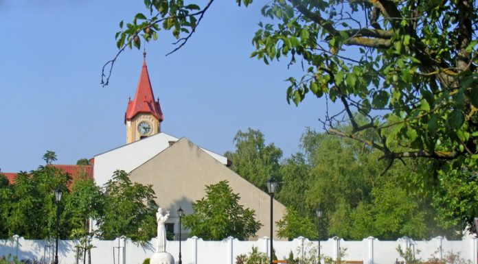 FRISSÍTVE FOTÓKKAL! – Egy évtizede várja látogatóit a Páduai Szent Antal Plébániaprogram Röszkén