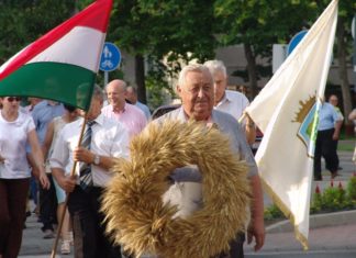 Aratómise a kunszentmártoni kórussal és Böjte Csaba árváival Mórahalmon