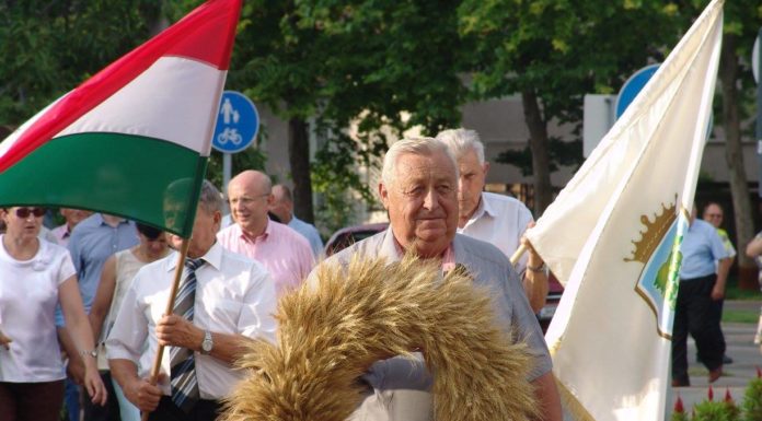 Aratómise a kunszentmártoni kórussal és Böjte Csaba árváival Mórahalmon