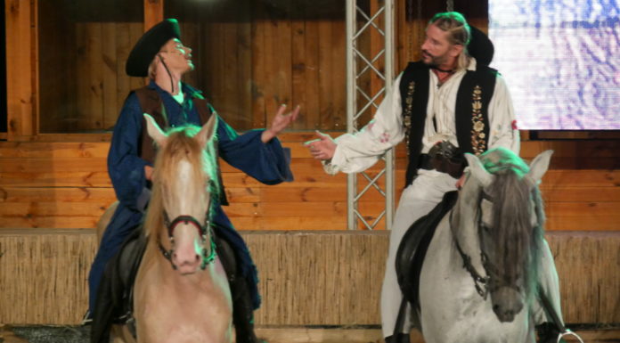 Bemutatták a Rózsa Sándorról szóló rockoperát Mórahalmon – A premier után vastaps jelezte: a betyárromantika közel áll a homokhátiak szívéhez