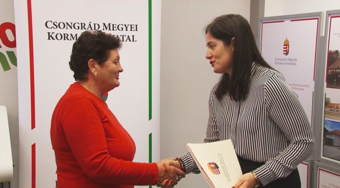 A százezredik ügyfelet köszöntötték a mórahalmi Kormányablakban