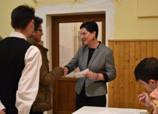 Ösztöndíjat kapott Röszkétől a végvári magyar tagozat minden diákja