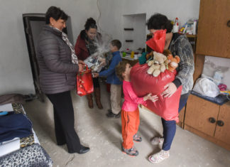 Balázs a távcsőnek örült legjobban: 30 családot ajándékoz meg a mórahalmi nőegylet /delmagyar.hu/