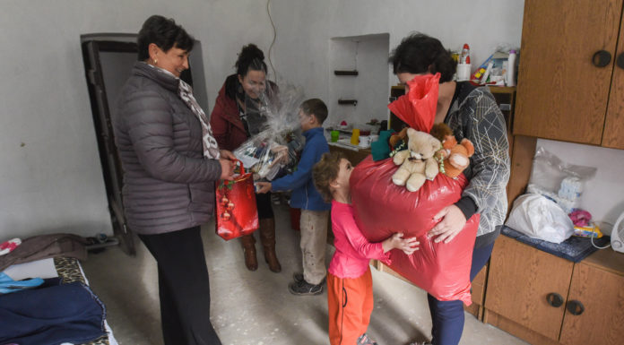 Balázs a távcsőnek örült legjobban: 30 családot ajándékoz meg a mórahalmi nőegylet /delmagyar.hu/