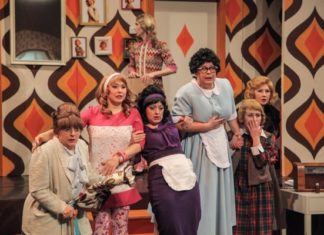 A Nyolc nő című krimikomédia a mórahalmi színpadon