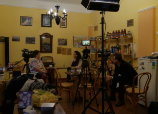 Időutazás a Móra-Net Tv-ben: beszélgetések múltszázadi kávéházi hangulatban