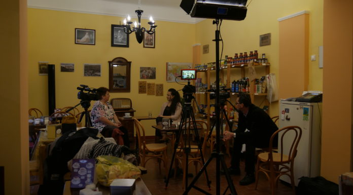 Időutazás a Móra-Net Tv-ben: beszélgetések múltszázadi kávéházi hangulatban