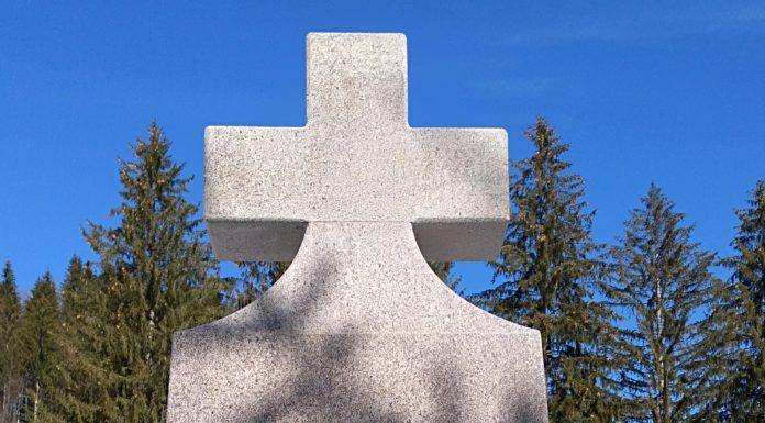 Megújult egy újabb úz-völgyi kereszt – Mórahalmi szervezet is segített az erdélyi testvértelepülés emlékművének felújításában