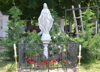 Régi áldoztató rácsból készült kerítés védi az új Mária szobrot Zákányszéken