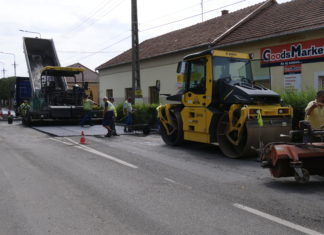 Munkagépek tucatjai dolgoznak Mórahalom belvárosában – Már készül az új aszfalt a főutcán