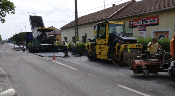 Munkagépek tucatjai dolgoznak Mórahalom belvárosában – Már készül az új aszfalt a főutcán