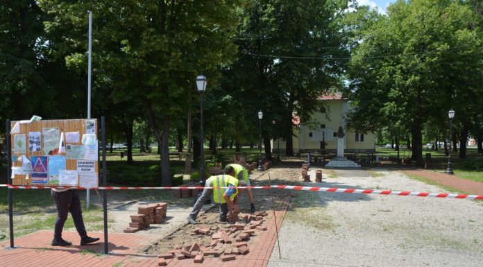 Szent István elköltözött egy időre a sándorfalvi Szabadság térről