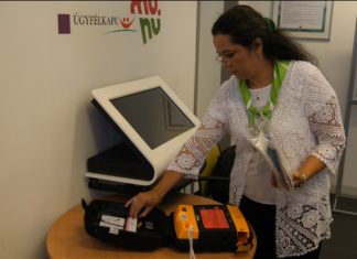 Defibrillátor került a mórahalmi kormányablakba – Térképen az összes megyei készülék