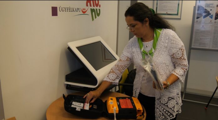 Defibrillátor került a mórahalmi kormányablakba – Térképen az összes megyei készülék
