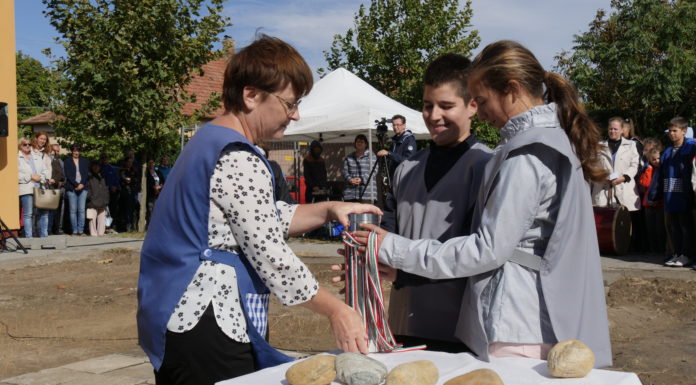 „Hadd ültetek fát szépen, rendiben, / Oh, nem magamnak – az új nemzedéknek!” Letették a mórahalmi egyházi iskola új épületének alapkövét