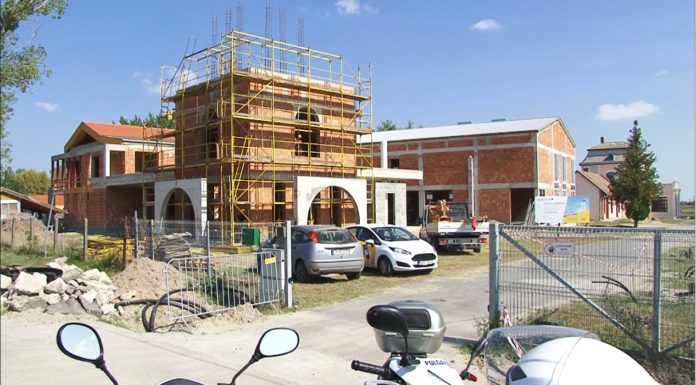 Szerb diplomaták tekintették meg a Kolo Központ építési munkálatait Mórahalmon