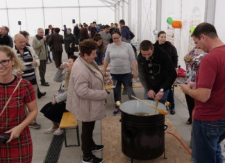 Ismét üstökben gőzölgött a forralt bor Mórahalmon – A legjobbnak a polgárőrök főztje bizonyult (VIDEO)