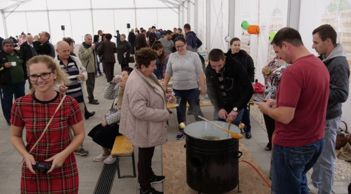 Ismét üstökben gőzölgött a forralt bor Mórahalmon – A legjobbnak a polgárőrök főztje bizonyult (VIDEO)