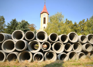Röszke egyre csak fejlődik: megújul a csapadékvíz-elvezető rendszer, a sportcsarnok és az orvosi rendelők is