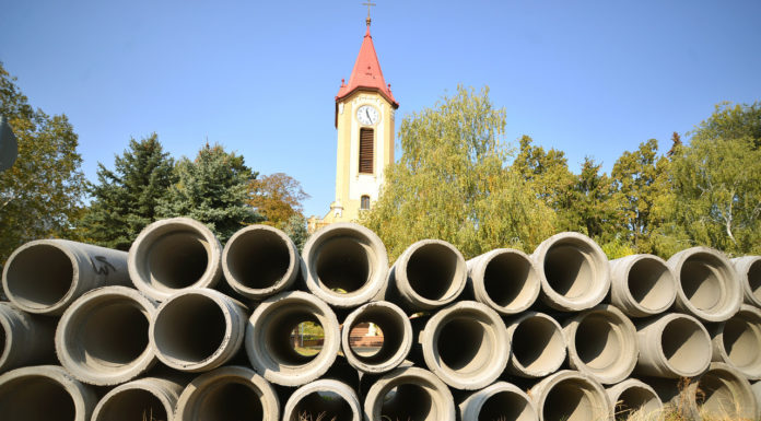 Röszke egyre csak fejlődik: megújul a csapadékvíz-elvezető rendszer, a sportcsarnok és az orvosi rendelők is