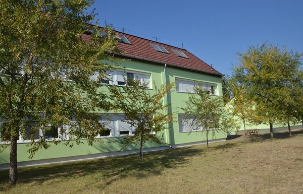 Átadta felújított intézményeit Zákányszék