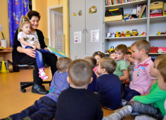 Díszpolgár mondott mesét a Süni csoportnak Mórahalmon – Pintér Mátyásné az újévi koncerten vehette át a kintüntetést