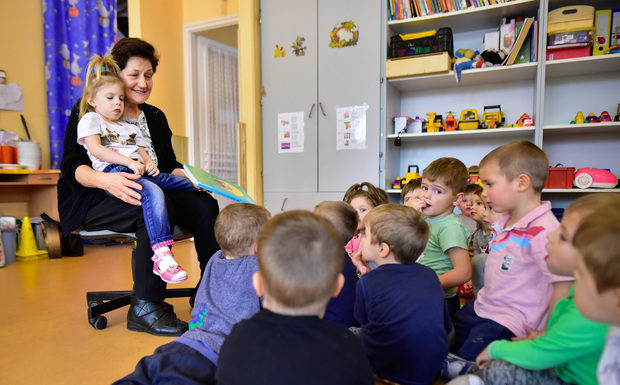 Díszpolgár mondott mesét a Süni csoportnak Mórahalmon – Pintér Mátyásné az újévi koncerten vehette át a kintüntetést