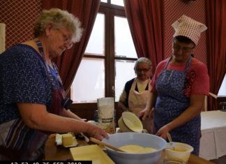 Farsangi finomságokat sütöttek az Aranyszöm Rendezvényházban