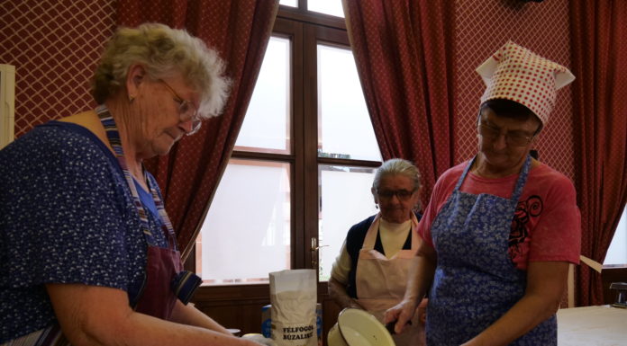 Farsangi finomságokat sütöttek az Aranyszöm Rendezvényházban