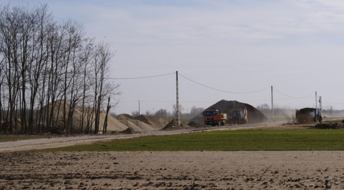 Megkezdődtek a Madarász-tóhoz vezető út burkolatmegerősítési munkálatai