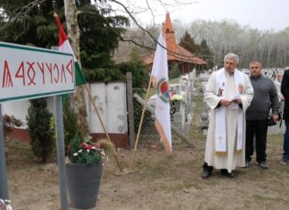 A magyarságtudatot erősíti az új rovásírással ellátott helynévtábla Ásotthalmon