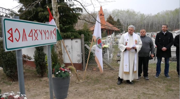 A magyarságtudatot erősíti az új rovásírással ellátott helynévtábla Ásotthalmon