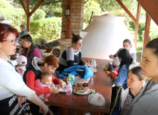 Kemencés sütögetést tartottak a Ruzsai Gondozási Központban – Nyáron már új épületébe költözhet az intézmény