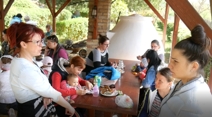 Kemencés sütögetést tartottak a Ruzsai Gondozási Központban – Nyáron már új épületébe költözhet az intézmény