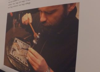 A láthatatlan Istent felmutatni (VIDEO) – Ozsvári Csaba ötvösművész szegedi kiállítása kapcsán felmerült gondolatok