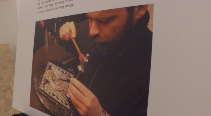 A láthatatlan Istent felmutatni (VIDEO) – Ozsvári Csaba ötvösművész szegedi kiállítása kapcsán felmerült gondolatok