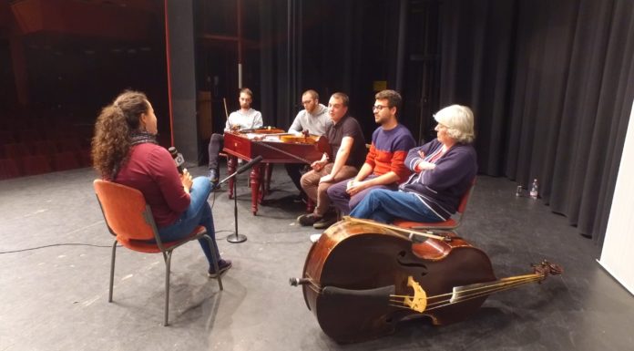 Egyre szélesebb körben terjeszti a „folkkórt” a Rézhúros Banda (VIDEO)