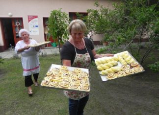 Három kemencényi finomságot sütöttek az ásotthalmi nyugdíjasok