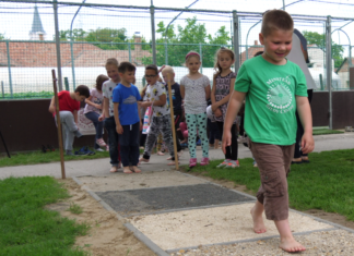 Már mezítlábas ösvényen is taposhatnak a mórahalmi ovisok