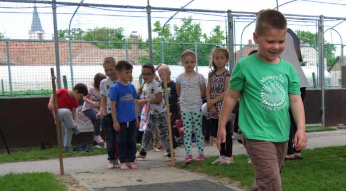 Már mezítlábas ösvényen is taposhatnak a mórahalmi ovisok