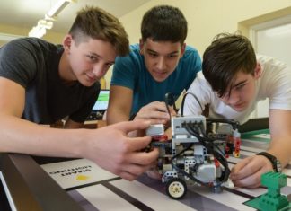 A mórahalmi diákok a nyári szünetben is bejárnak az iskolába, nemzeti döntősök robotikából