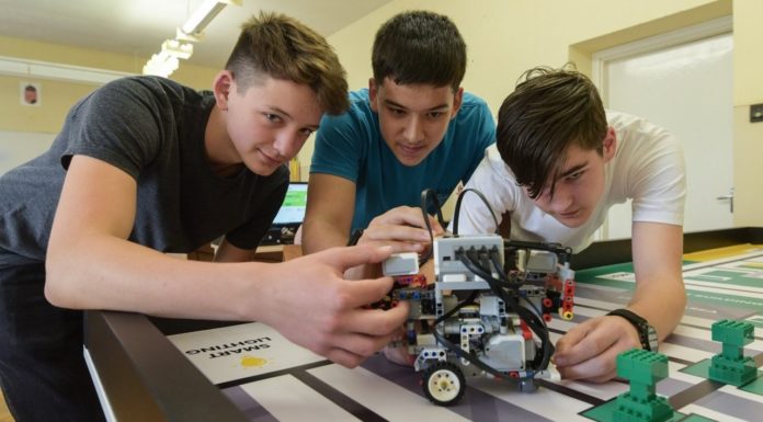 A mórahalmi diákok a nyári szünetben is bejárnak az iskolába, nemzeti döntősök robotikából