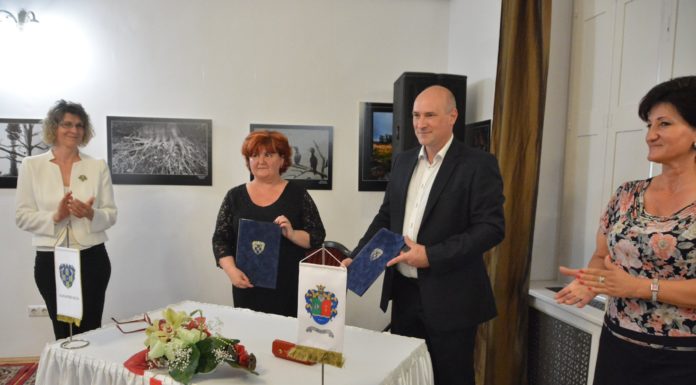 A szó szoros értelmében testvértelepülés lett Sándorfalva és Algyő