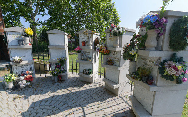 Urnafallal és dombbal bővült a zákányszéki sírkert