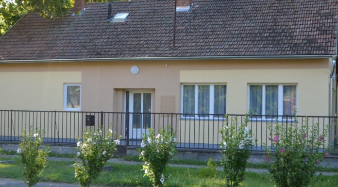 Nevezze el Ön a felújított sándorfalvi épületet!